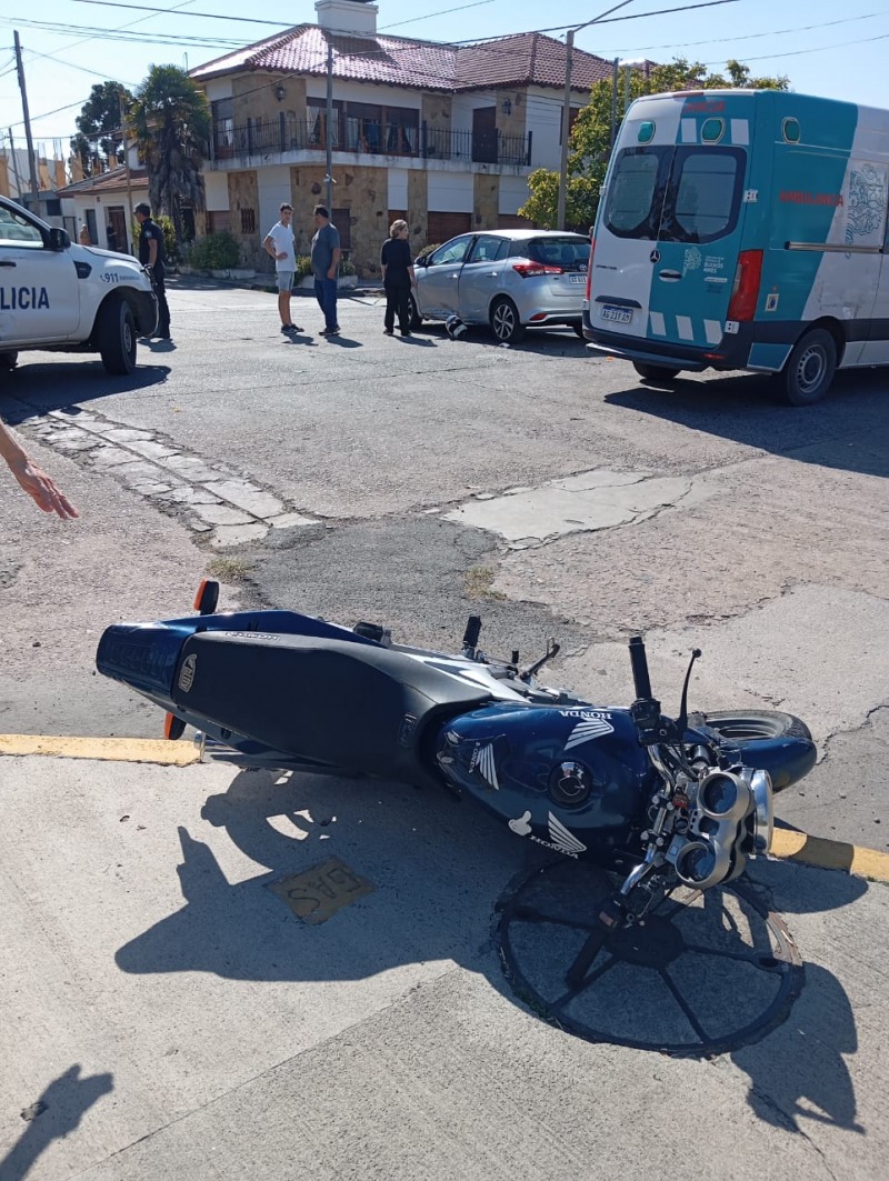 Permanece en Terapia el motociclista herido en un choque